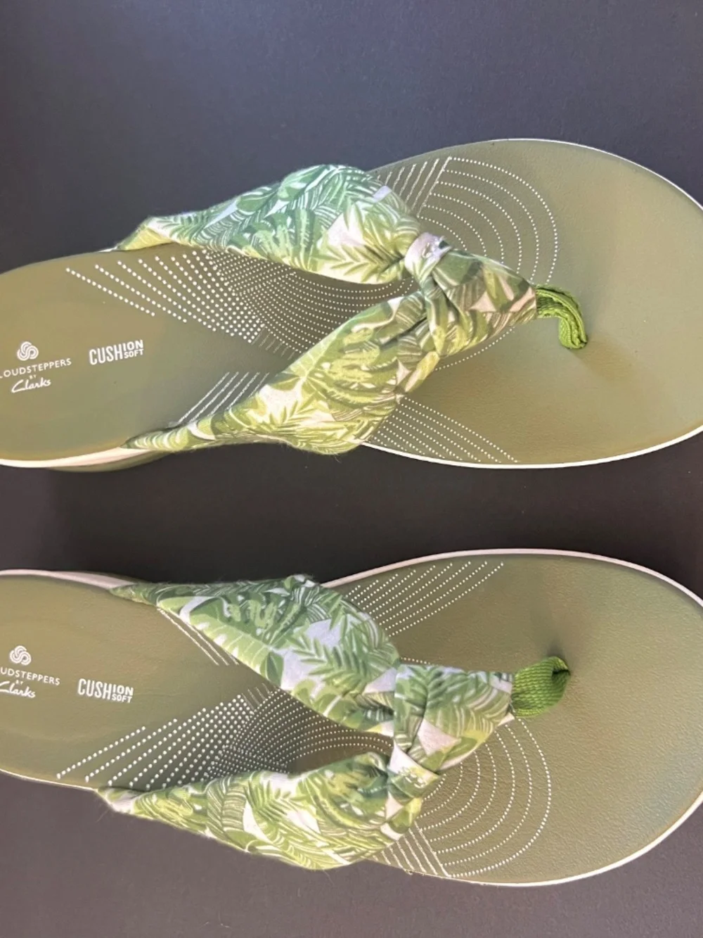 Clark’s Cloudsteppers Thong Sandals Size 9M